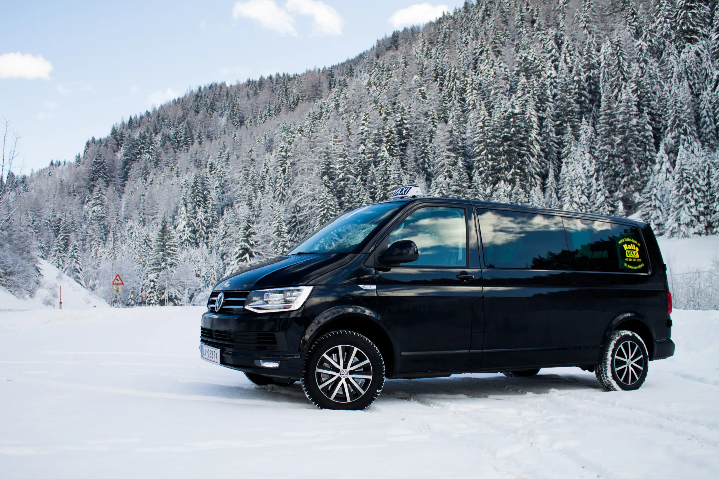 Hallo Taxi VW T6 in the snow on the Arlberg, airport transfer St. Anton