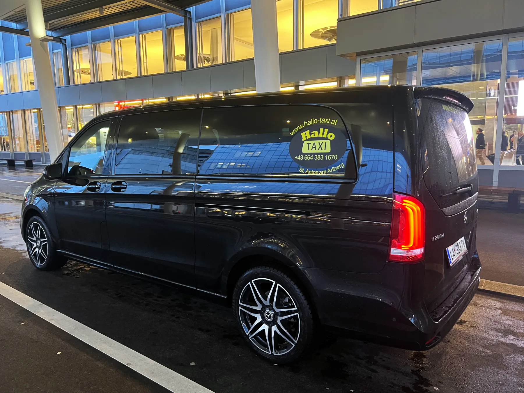 Hallo Taxi Mercedes V-Class at the airport