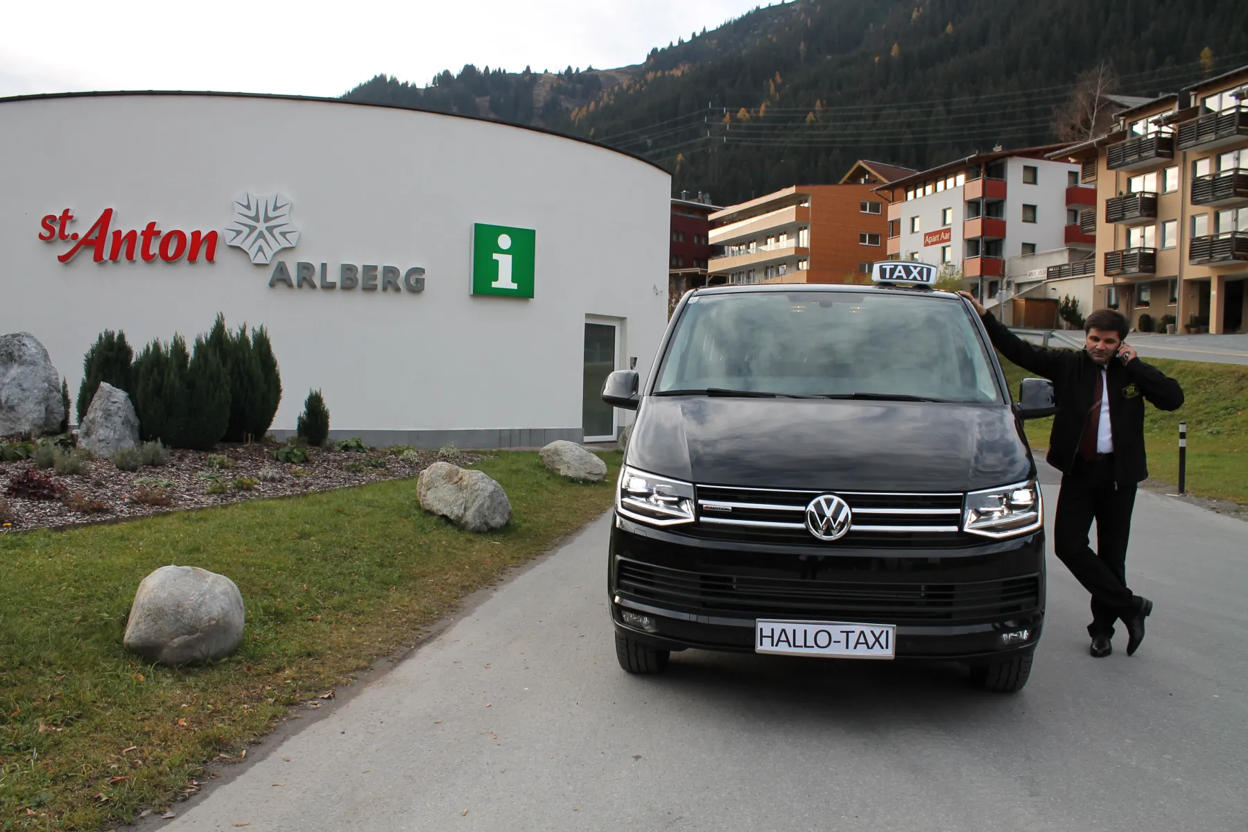 Hallo Taxi VW T6 in front of the St. Anton am Arlberg info point
