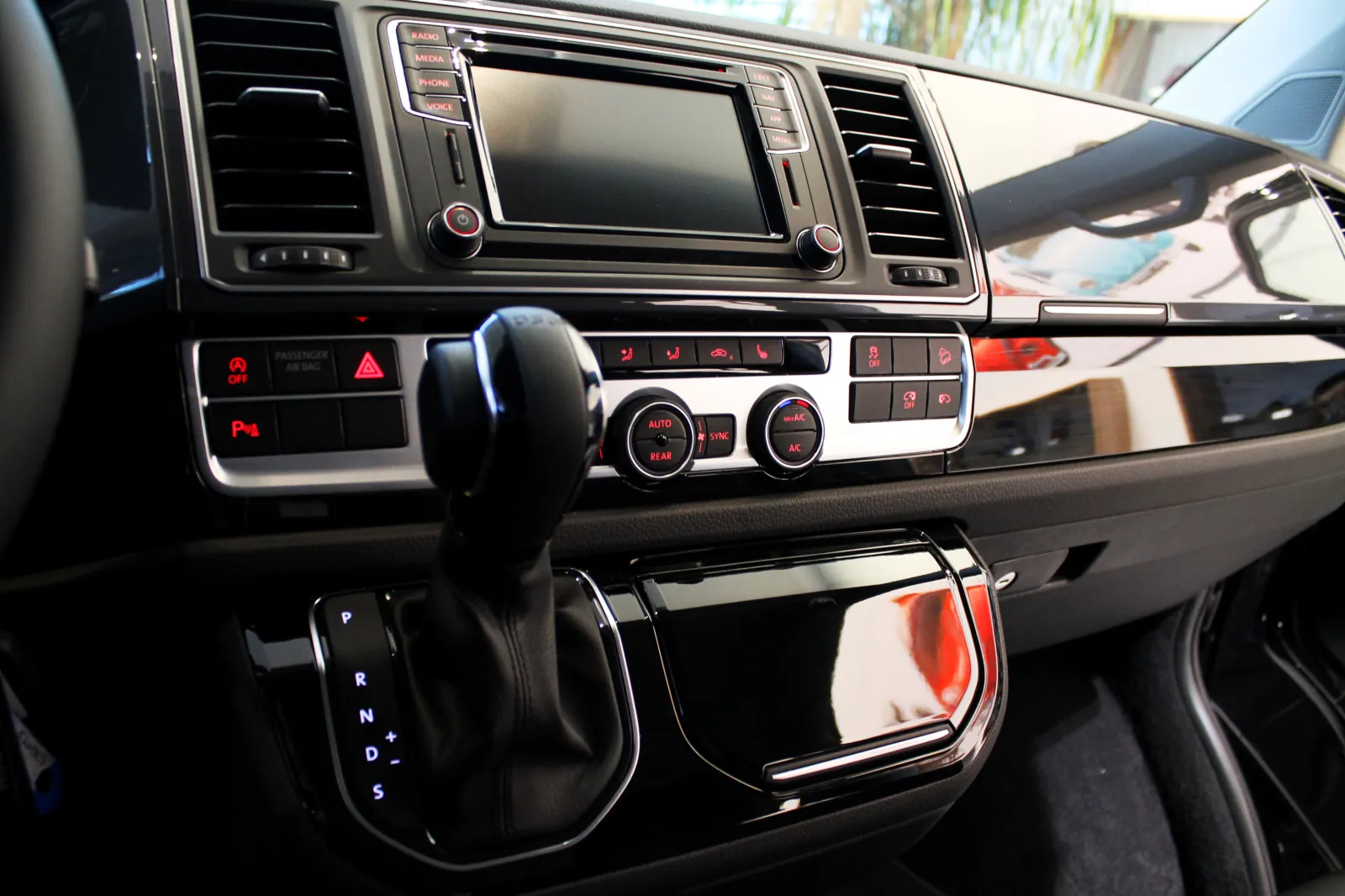 Cockpit and interior of the Hallo Taxi VW T6
